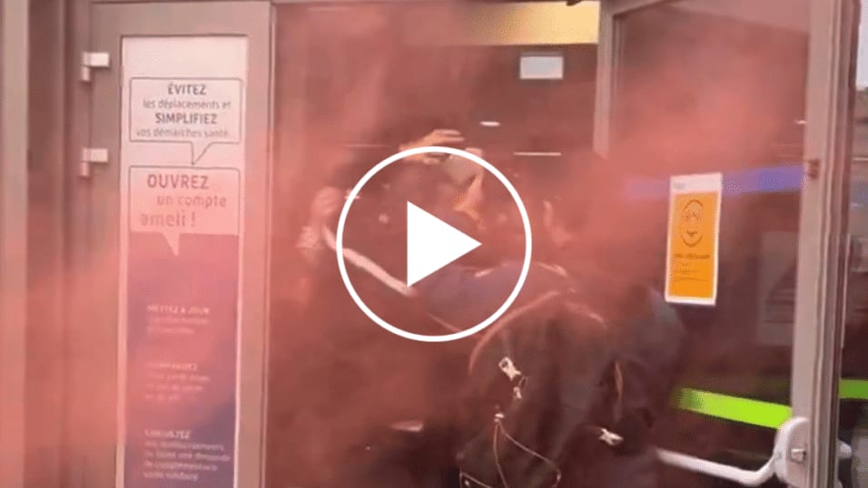 Hérault : les taxis en colère envahissent la CPAM, situation tendue sur place