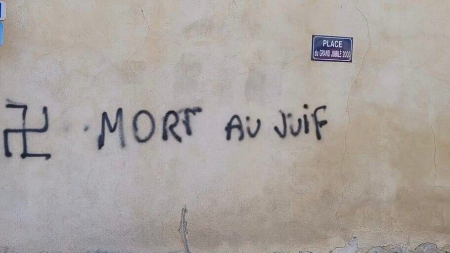 Gard : des tags antisémites découverts sur le mur du presbytère de Saint-Christol-les-Alès