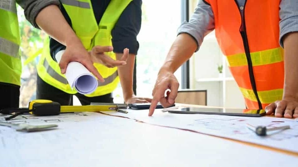 Les élus visite le chantier de la halle des sports de Fabrègues