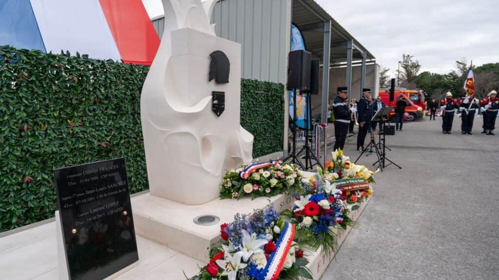 Gard : une stèle en hommage aux sapeurs-pompiers décédés