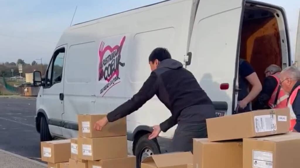 Hérault : les agriculteurs distribuent du poulet polonais au Restos du cœur