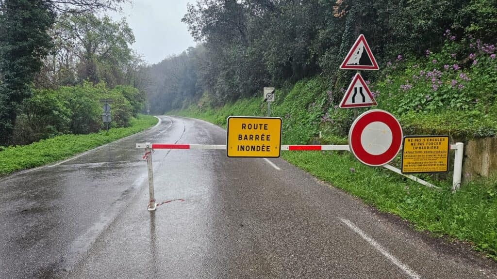 Météo : crues, ponts submersibles fermés dans le Gard, suivez la situation en direct