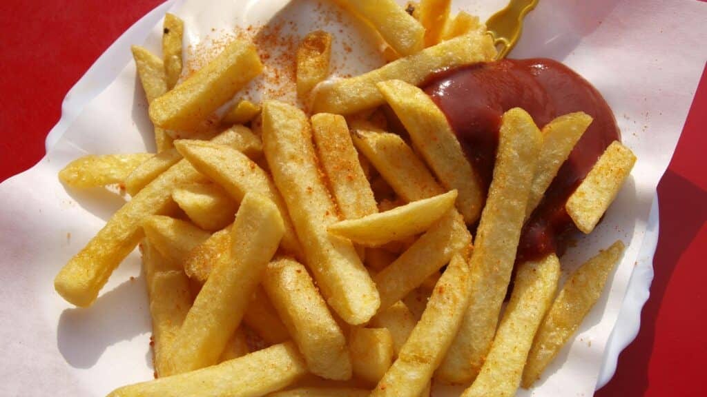 Gard : la ville de Nîmes entend « empêcher la prolifération de la fast fashion et des restaurants de fast food »