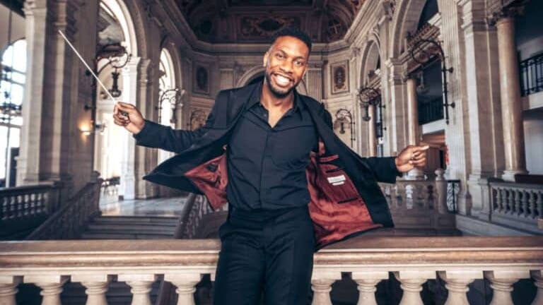 Hérault : Roderick Cox, le plus jeune chef permanent à la tête de l’Orchestre de Montpellier