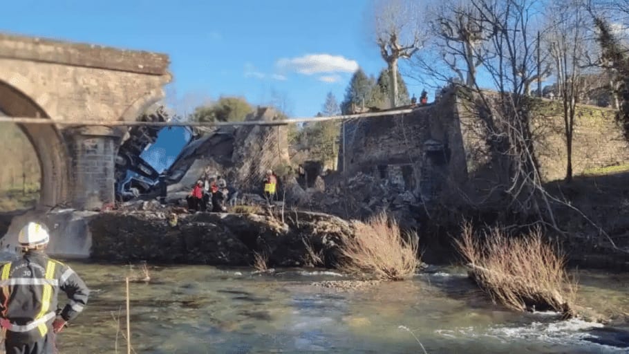 Gard : un pont provisoire après l’effondrement à Chamborigaud
