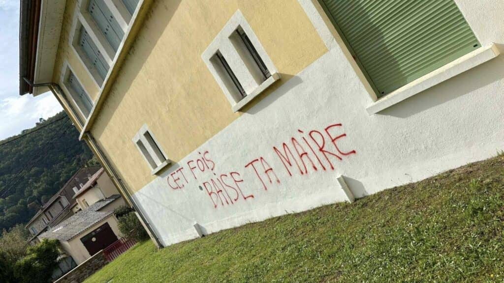 Gard : tag injurieux, la maire de Molières-sur-Cèze « ne se laissera pas insulter sans réagir »