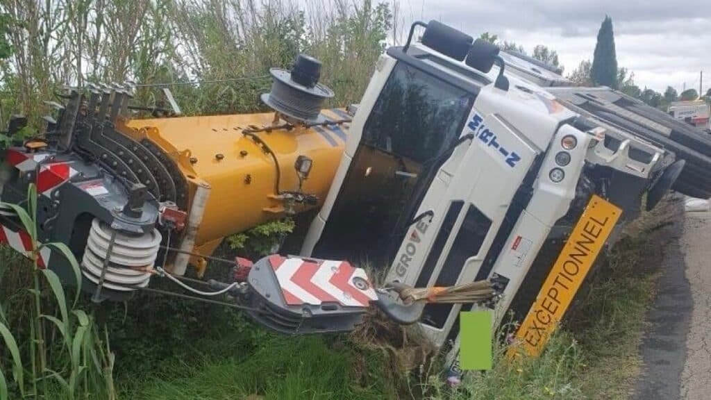 Accident d'un camion grue à Mèze - ©️SDIS 34
