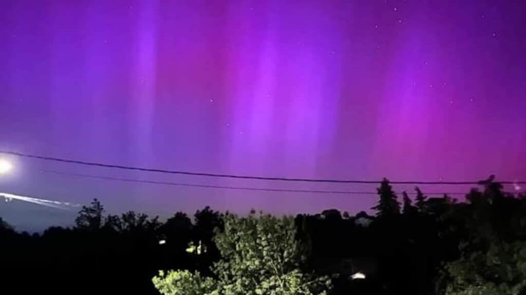 Photo d'aurore boréale cette nuit en France - Les aurores boréales visibles en région Occitanie - Photo Via Facebook InfOccitanie
