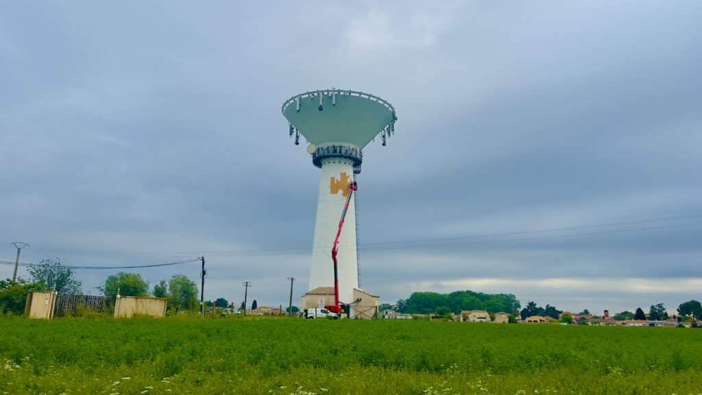 Aimargues : le château d'eau fait peau neuve et arbore son blason en grand - photo Dorian Le Hen Infoccitanie
