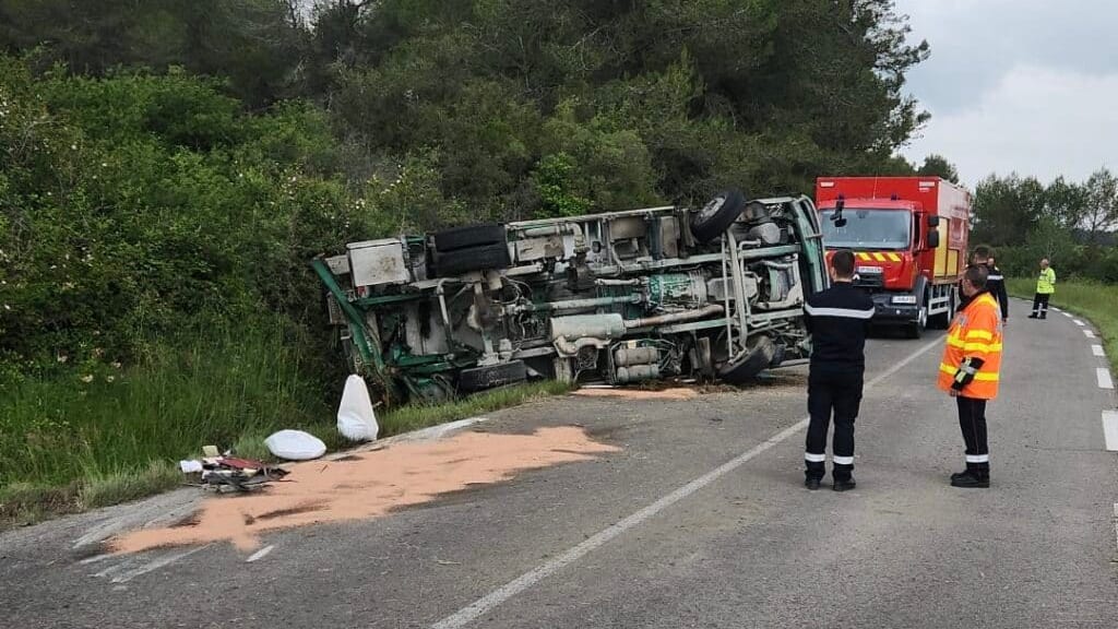 Gard : un camion transportant du fioul se couche au milieu de la route