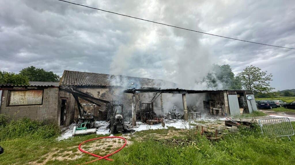 Gard : un incendie détruit un hangar agricole