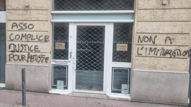 Hérault : des tags d’extrême droite sur la devanture d’une association d’aide aux migrants LGBT