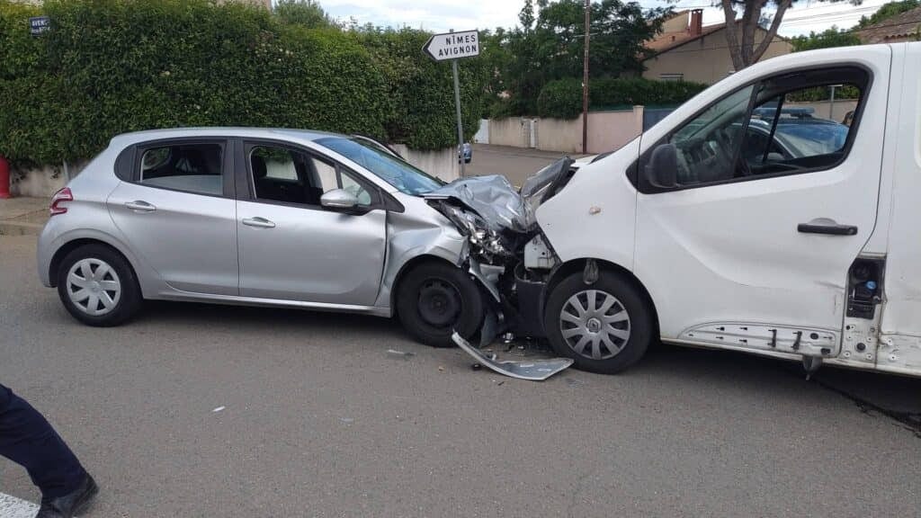 Gard : en délit de fuite, sans permis et sous stupéfiants, un chauffard finit sa course dans un fourgon