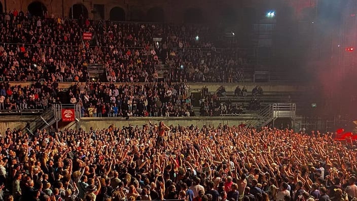 Shaka Ponk aux Arènes de Nîmes : un show survolté et engagé