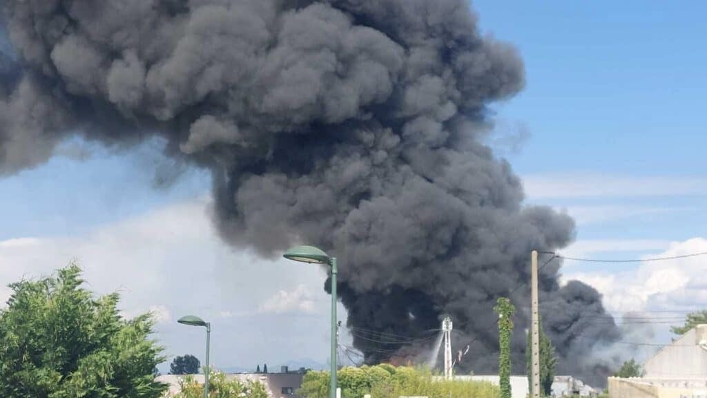 Gard : un magasin de bricolage en feu à Saint-Laurent-des-Arbres