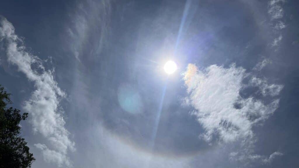 Météo : un superbe halo solaire observé ce dimanche dans le ciel d’Occitanie