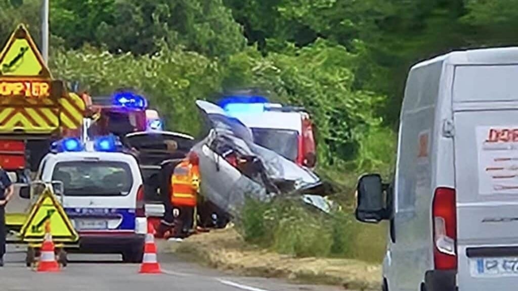 Gard : une voiture s’encastre dans un camion en stationnement