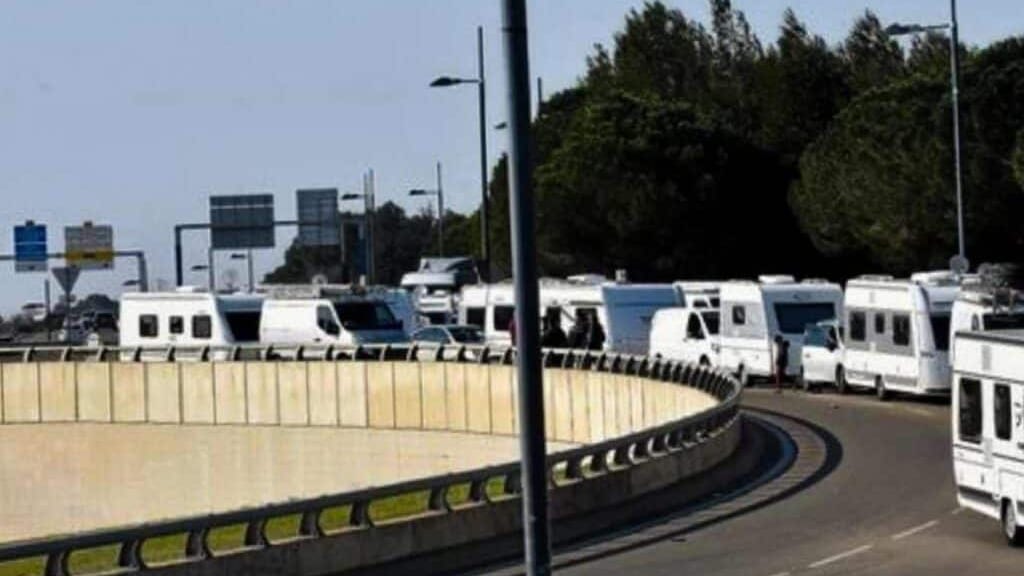 Montpellier : autoroute et accès aux plages bloqués par des gens du voyage