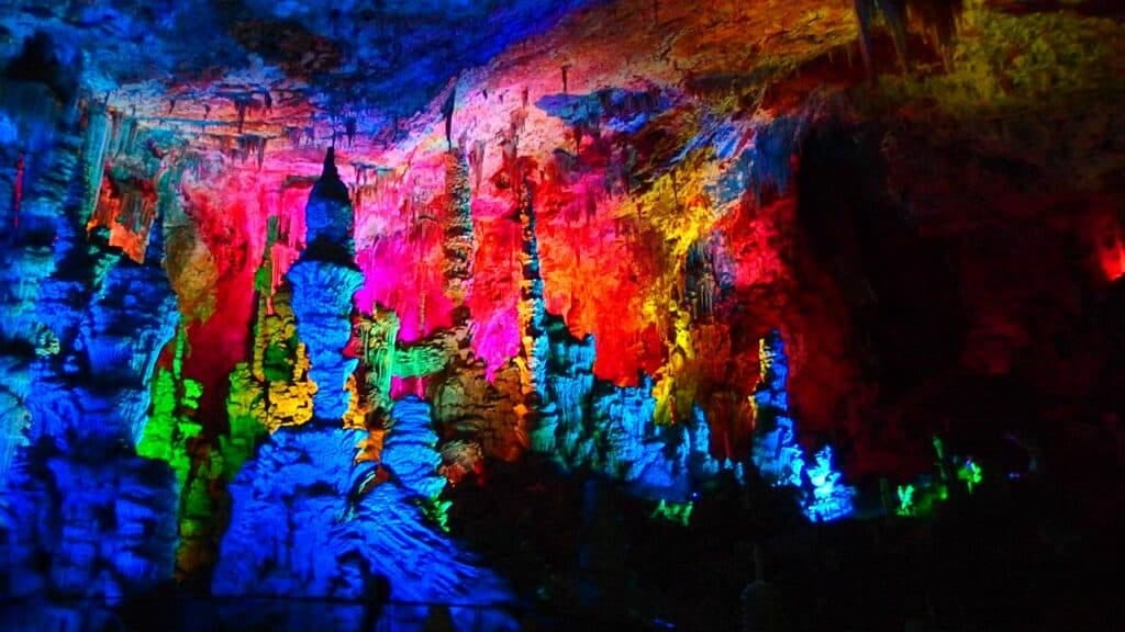 Gard : un spectacle féerique à la Grotte de la Salamandre