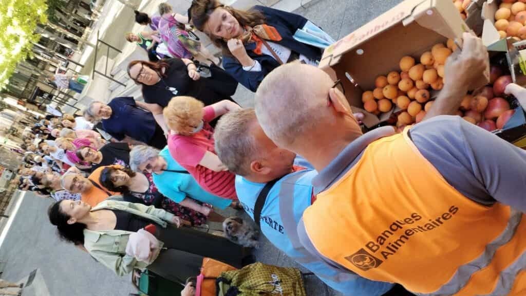 Gard : 2000 kg de fruits distribués place Saint-Charles à Nîmes