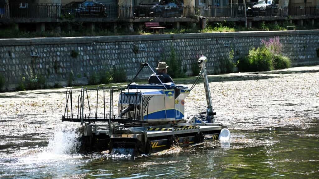 Gard : opération de nettoyage des eaux dans la traversée de Sommières
