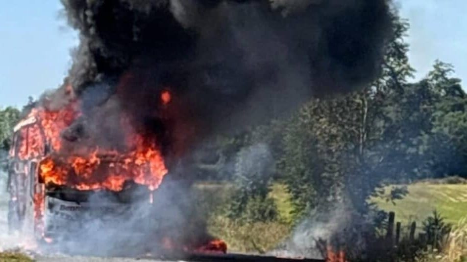 Aveyron : des gendarmes évacuent un bus de touristes en proie aux flammes