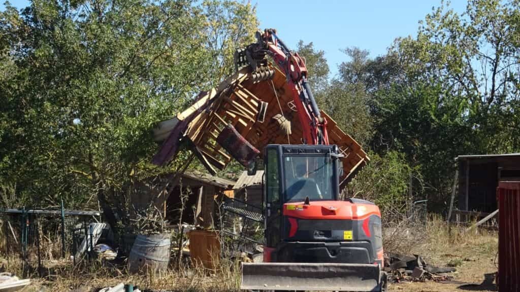 Hérault : des constructions illégales démolies à Loupian et Bessan