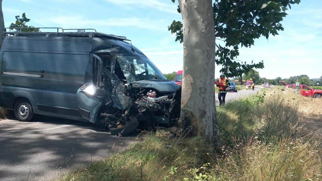 Hérault : un fourgon s’encastre dans un platane près de Pézenas