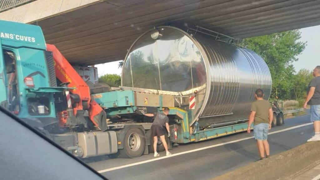Un convoi exceptionnel se bloque sous un pont - Photo Kazaa Infos Radars