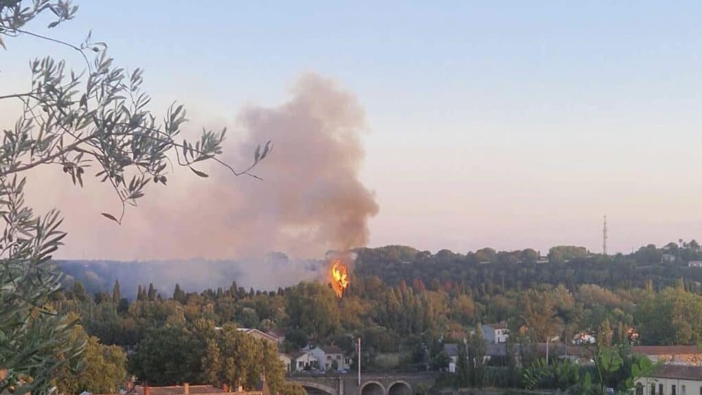 Béziers : nouveau départ de feu ce mardi soir, les pompiers sur place