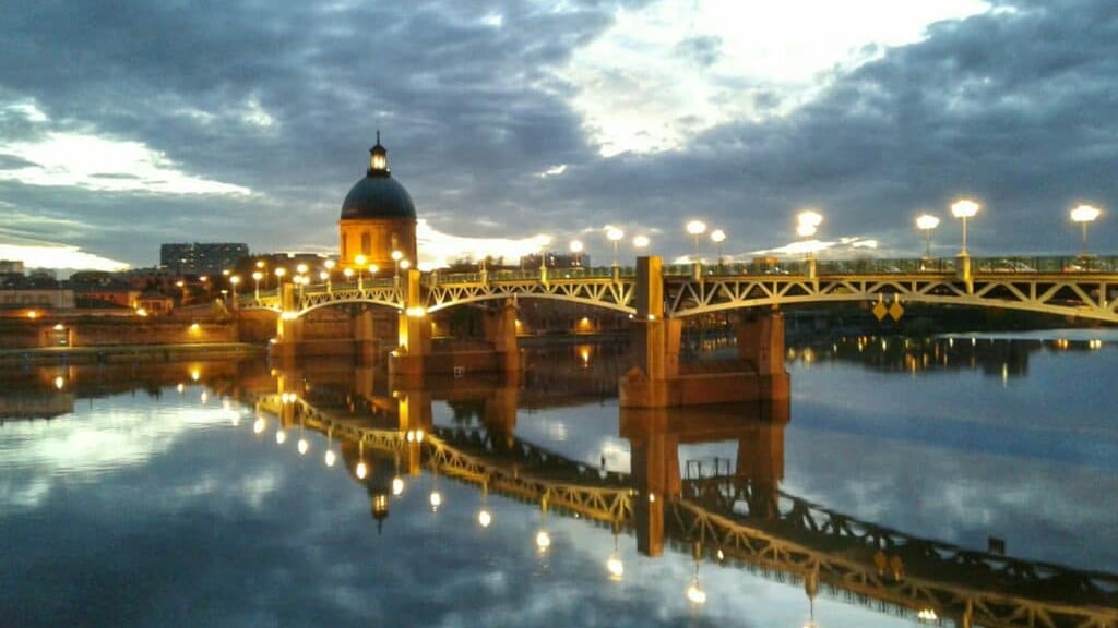 Toulouse : le pont Saint-Pierre se tranforme en un véritable arc-en-ciel