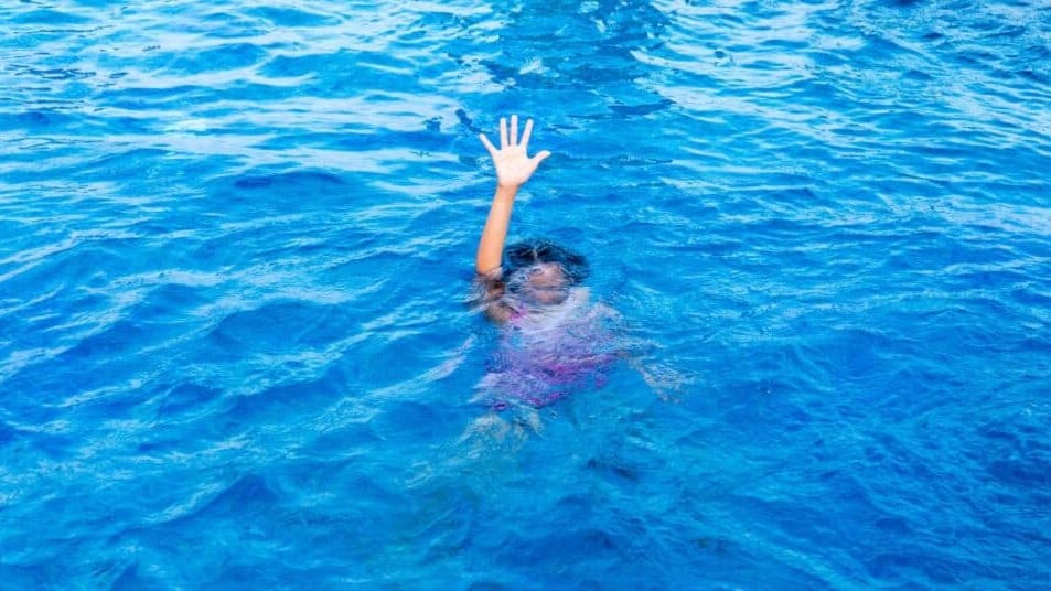 Occitanie : une mère sauve la vie de son fils de 3 ans noyé dans une piscine