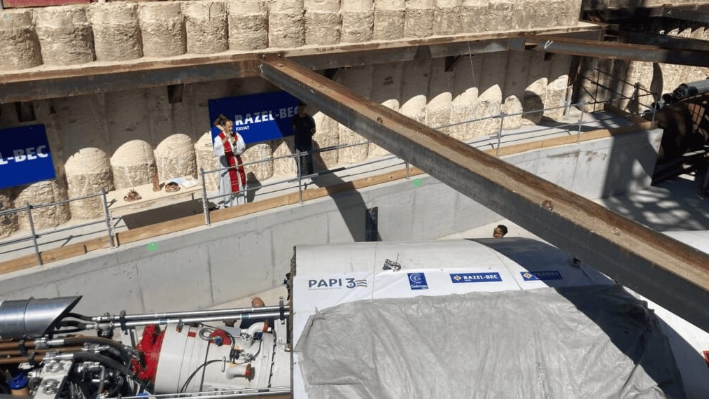 Gard : un prêtre baptise une machine pour creuser des tunnels anti-inondations