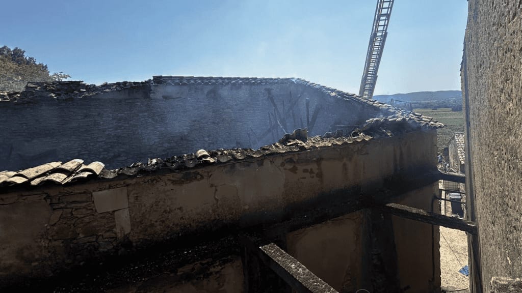 Un hangar détruit par les flammes à Laudun - photo SDIS 30