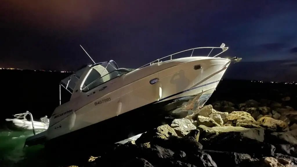 Un bateau heurte une digue au Grau-du-Roi - photo de Robert Crauste Maire de la commune
