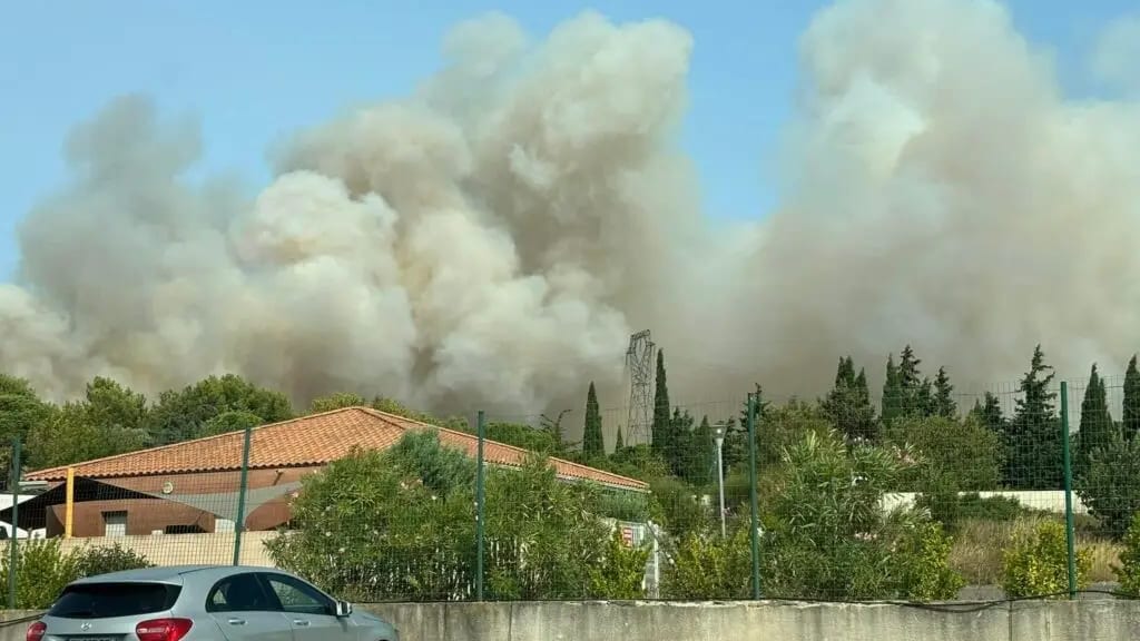 Hérault : important incendie en cours, 300 hectares détruits et évacuations en cours