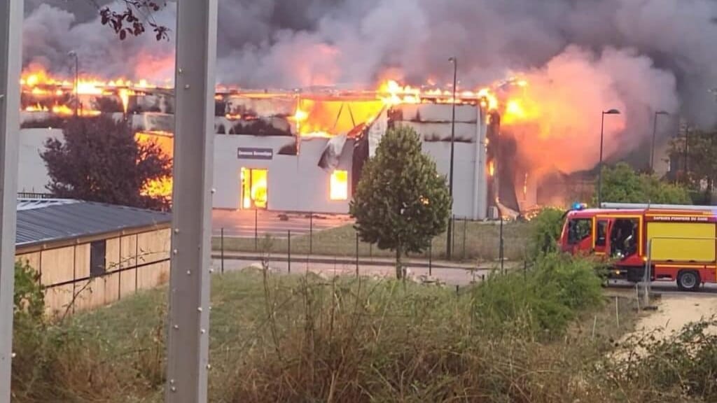 Gard : un bâtiment détruit par un énorme incendie
