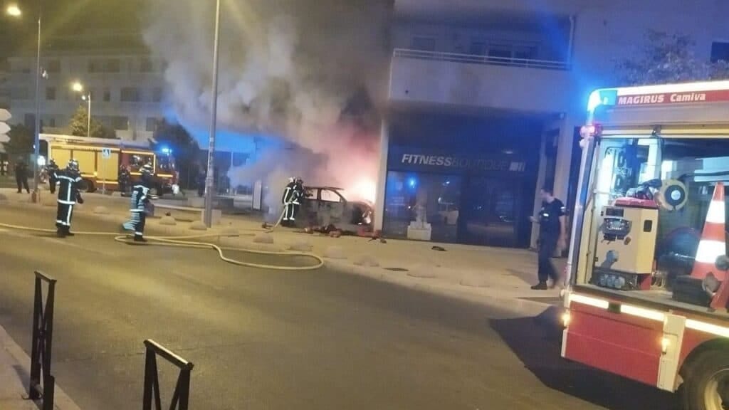 Près de Montpellier : une voiture s’encastre  dans un magasin avant de s’embraser