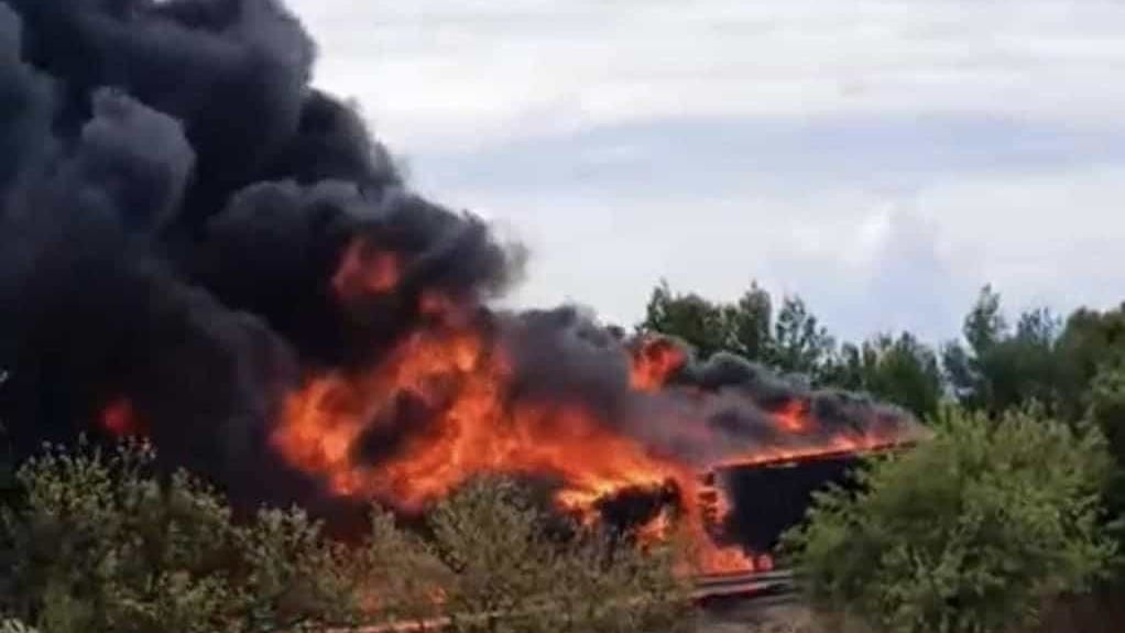 Un semi-remorque accidenté a pris feu ce mercredi sur l'autoroute A9