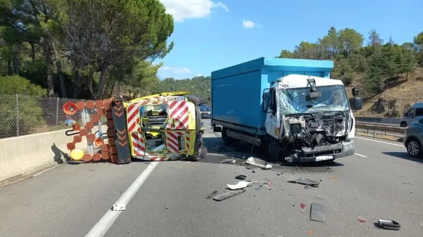 Autoroute : un fourgon de patrouille ˋVinci Autoroute´ détruit après un avoir été percuté par un camion