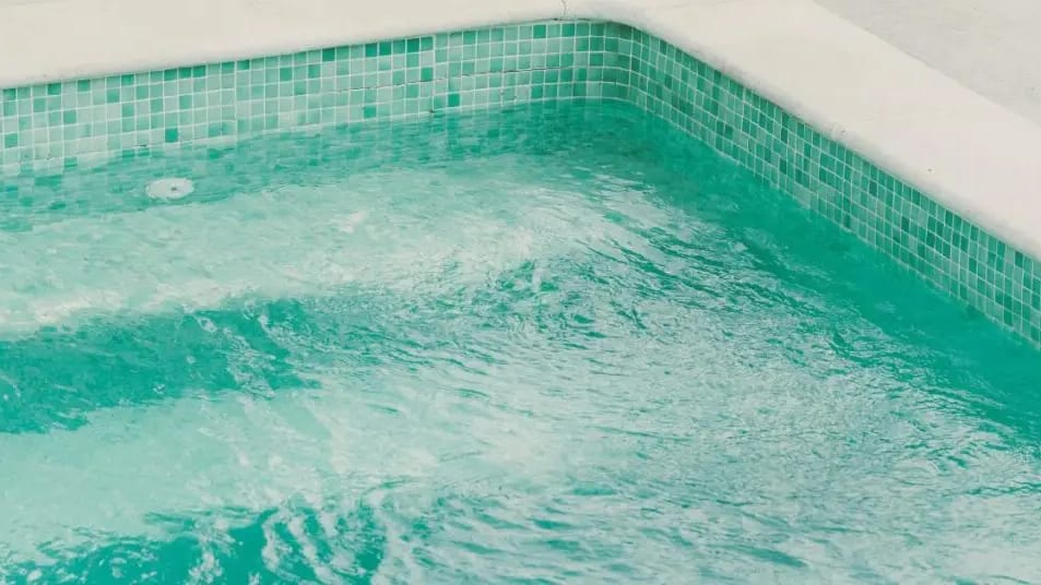 Gard : présence de staphylocoques dans une piscine d’une résidence de vacances, une plainte collective en cours