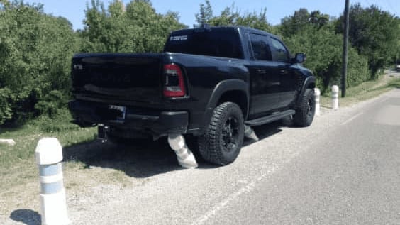 Gard : un 4X4 garé à la sauvage à Collias, la facture envoyée à « l’artiste »