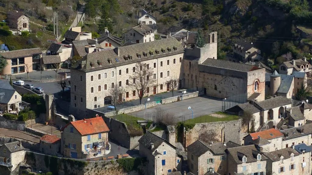 Lozère : une rentrée sans professeurs ni élèves dans ce collège, « il y a une volonté de faire fermer l’établissement »