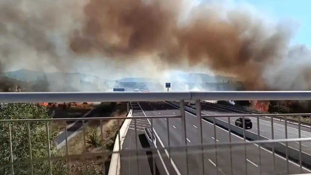 Pyrénées-Orientales : feu de végétation près de Perpignan, l’A9 coupée dans les deux sens