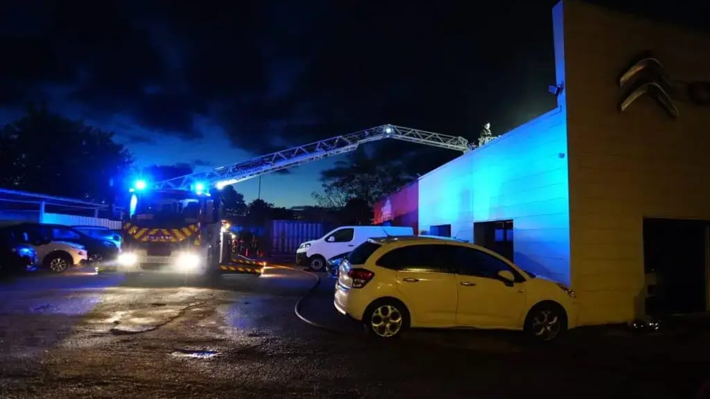 Gard : un bâtiment industriel de 1500m² s’enflamme, les sapeurs-pompiers évitent le pire