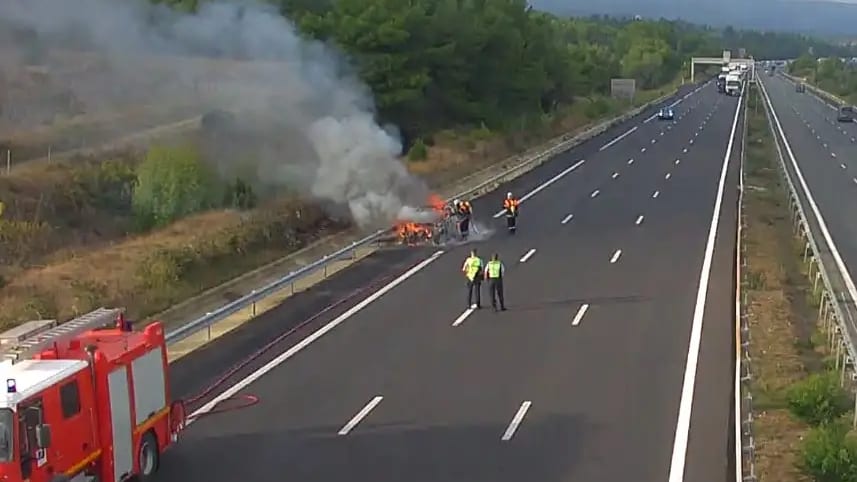 Autoroute A9 : véhicule en flamme en direction de l’Espagne, la circulation perturbée