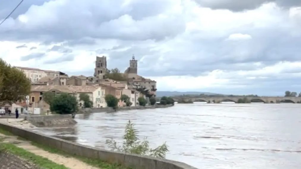 Gard : les pompiers sauvent 5 personnes piégées dans leur véhicule à Pont-Saint-Esprit