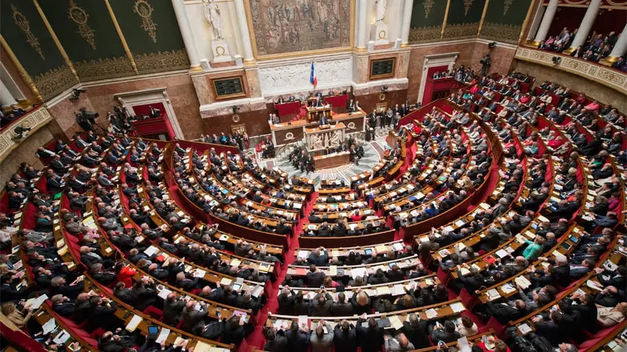 Finances : 3 200 milliards d’euros de dette publique, que risque la France ?
