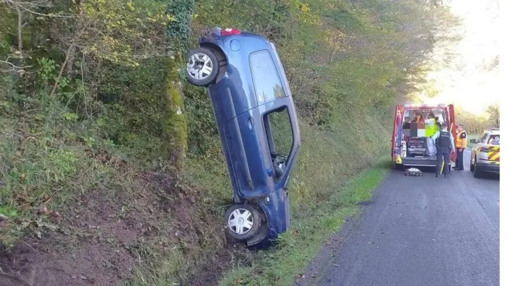 Accident spectaculaire : une voiture encastrée en verticale contre un arbre, PHOTO DR
