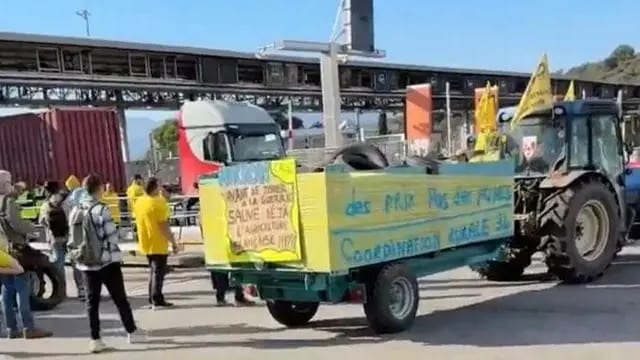 Blocage de l'A9 - capture d'écran live de NICOLAS VIDAL pour PUTSCH MÉDIA